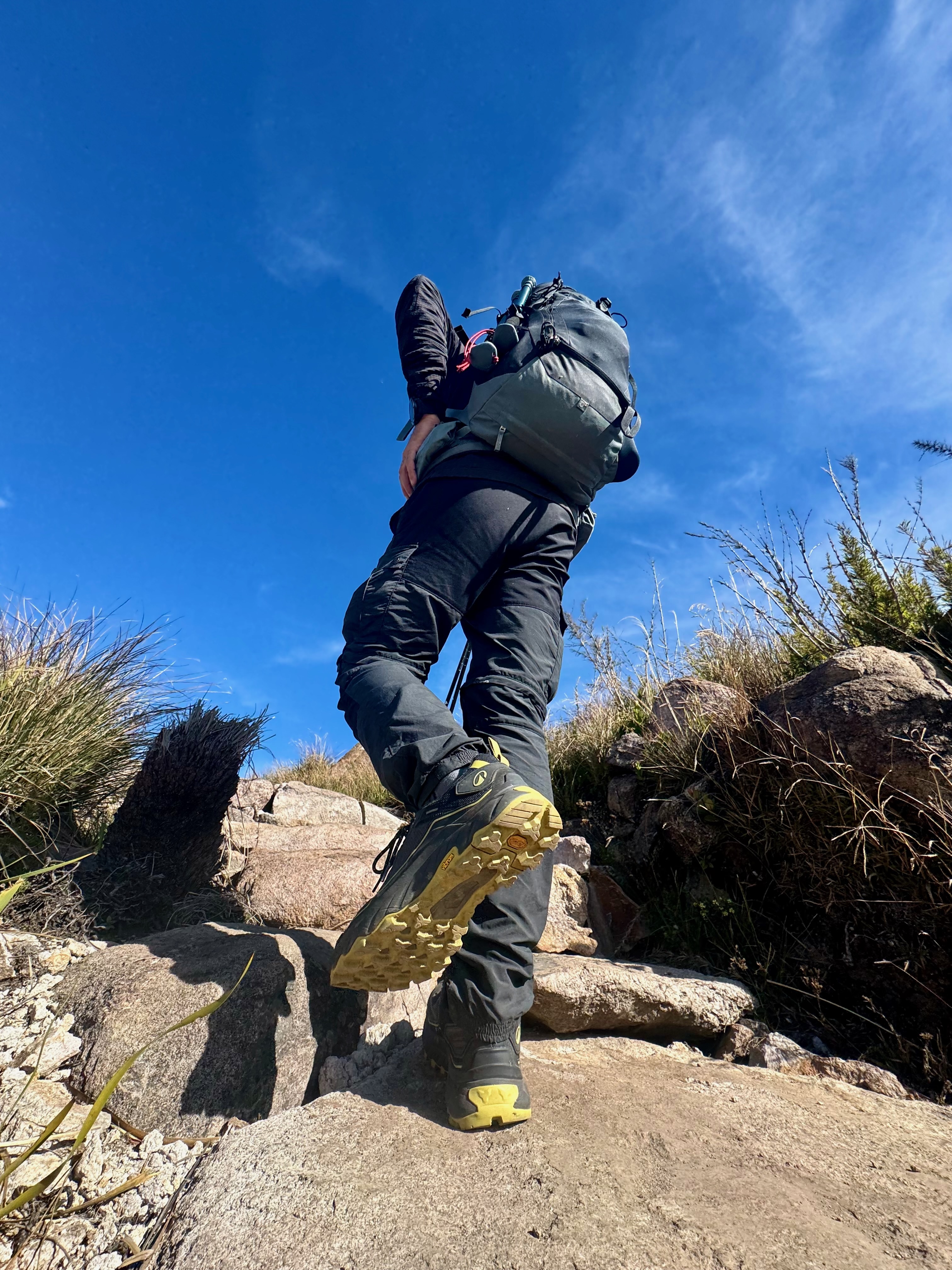 Subindo rocha com o MH900 — solado Vibram em evidência