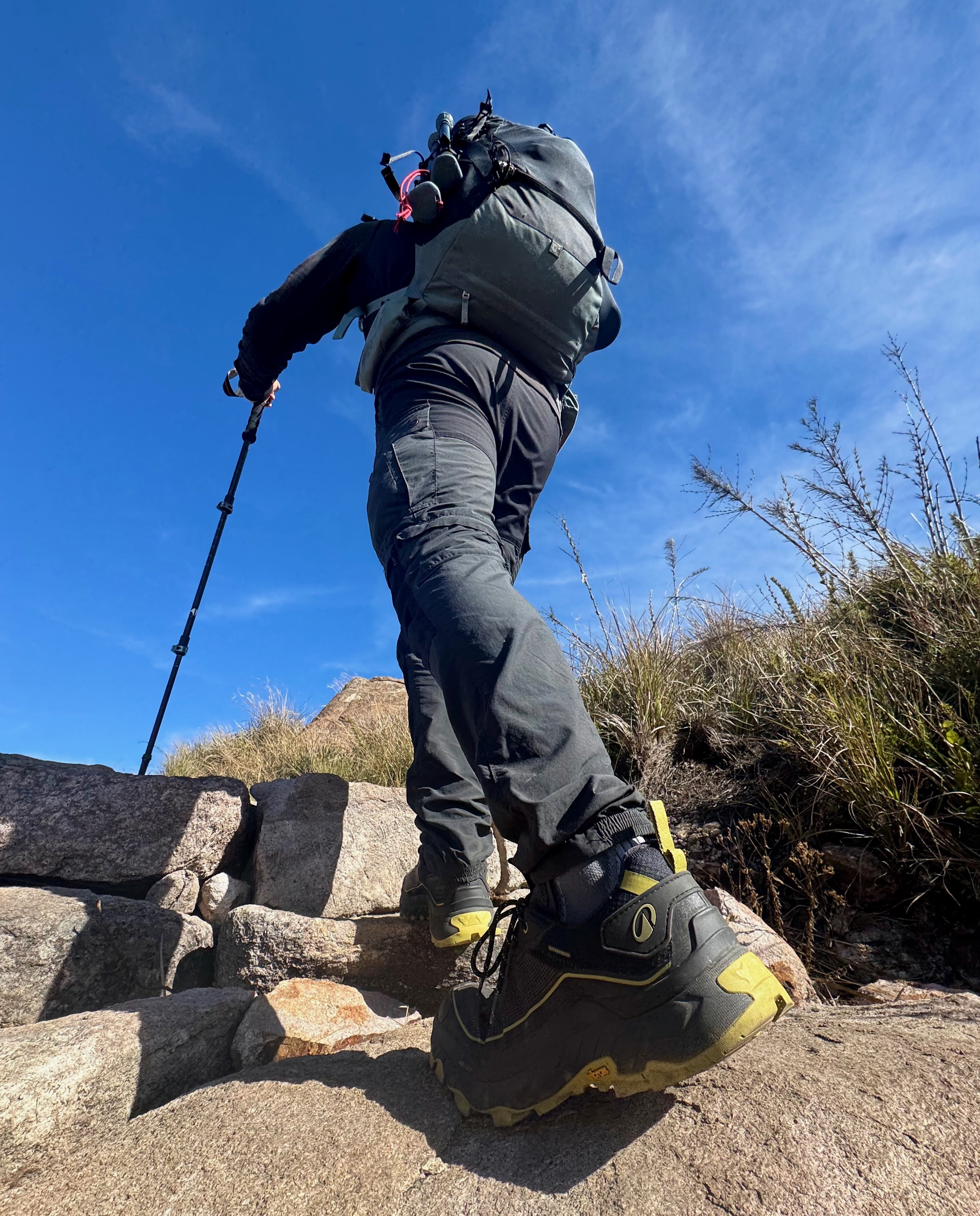 MH900 Quechua em trilha técnica com bastão de trekking