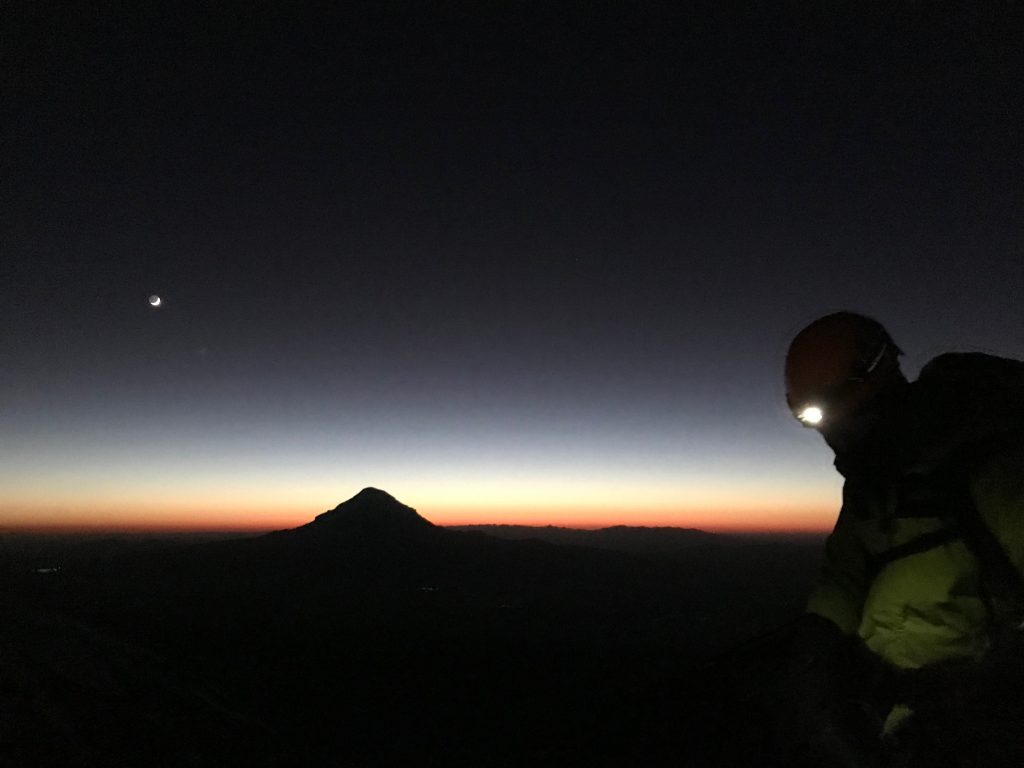 Nascer do Sol durante a escalda do  Vulcão Parinacota