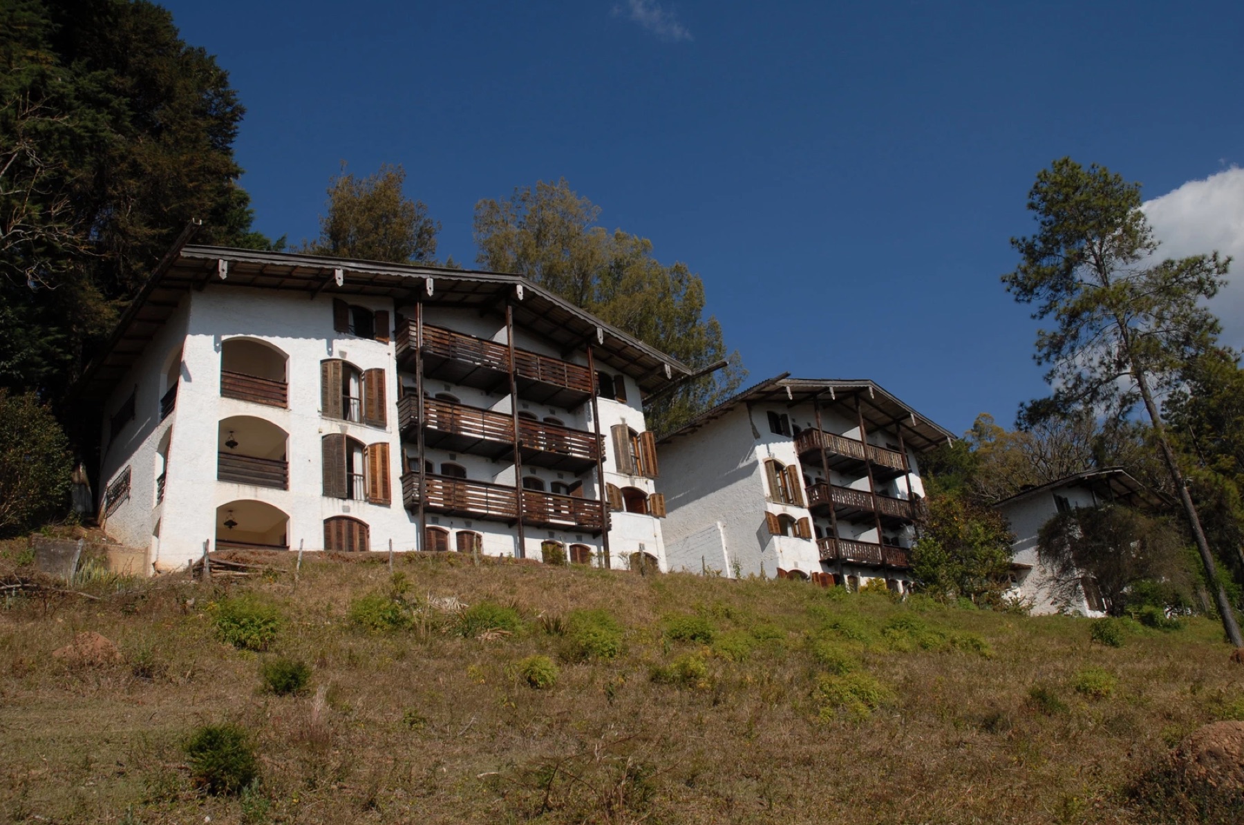 Fachada dos chalés do Abrigo Alto Montana