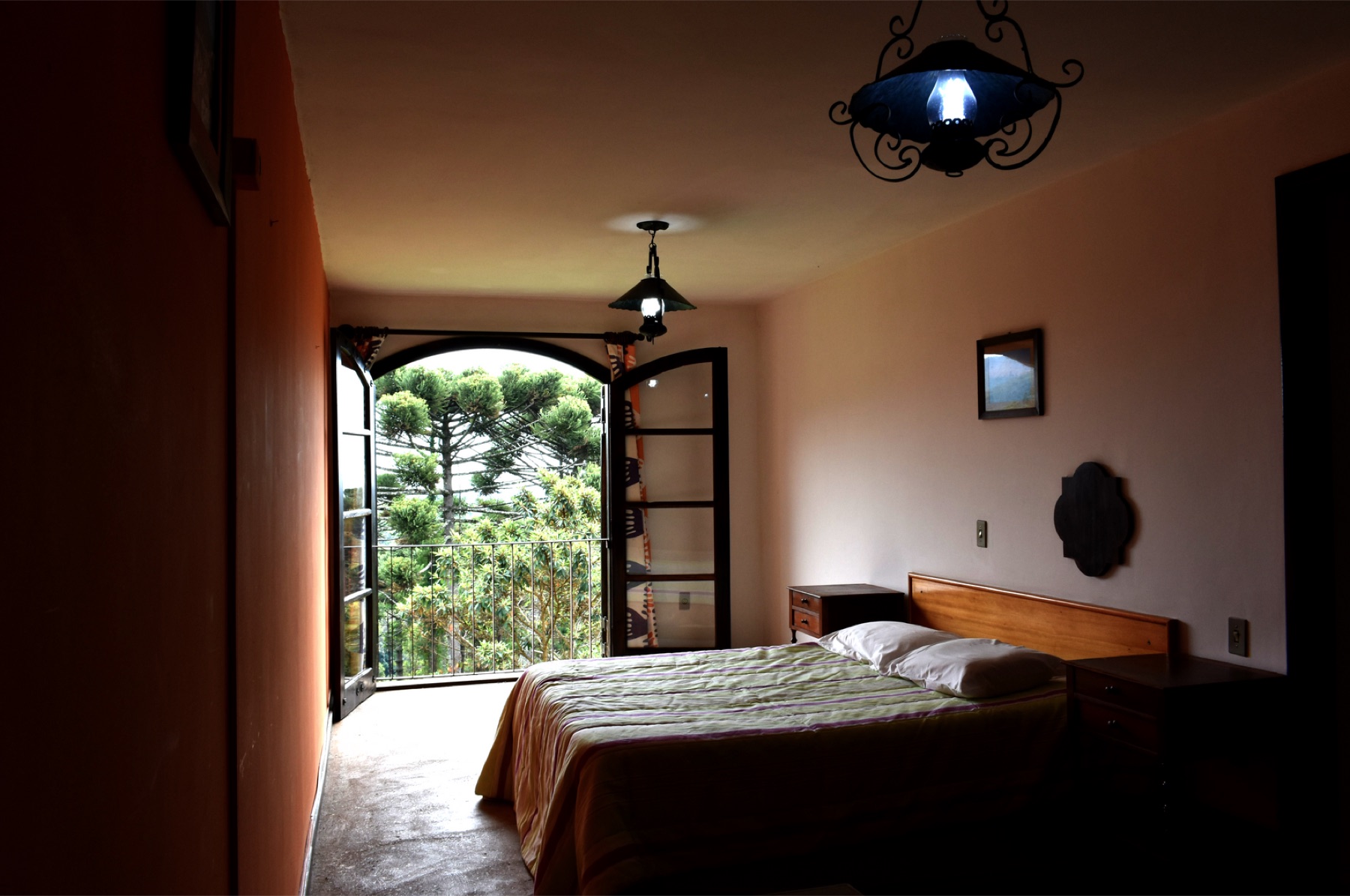 Quarto do Abrigo Alto Montana com varanda e vista pra araucária
