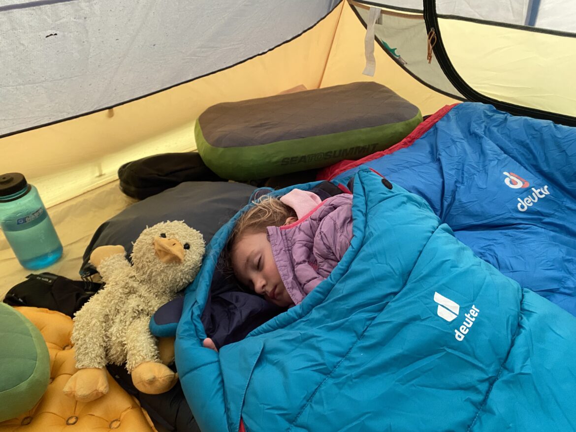 como escolher um saco de dormir