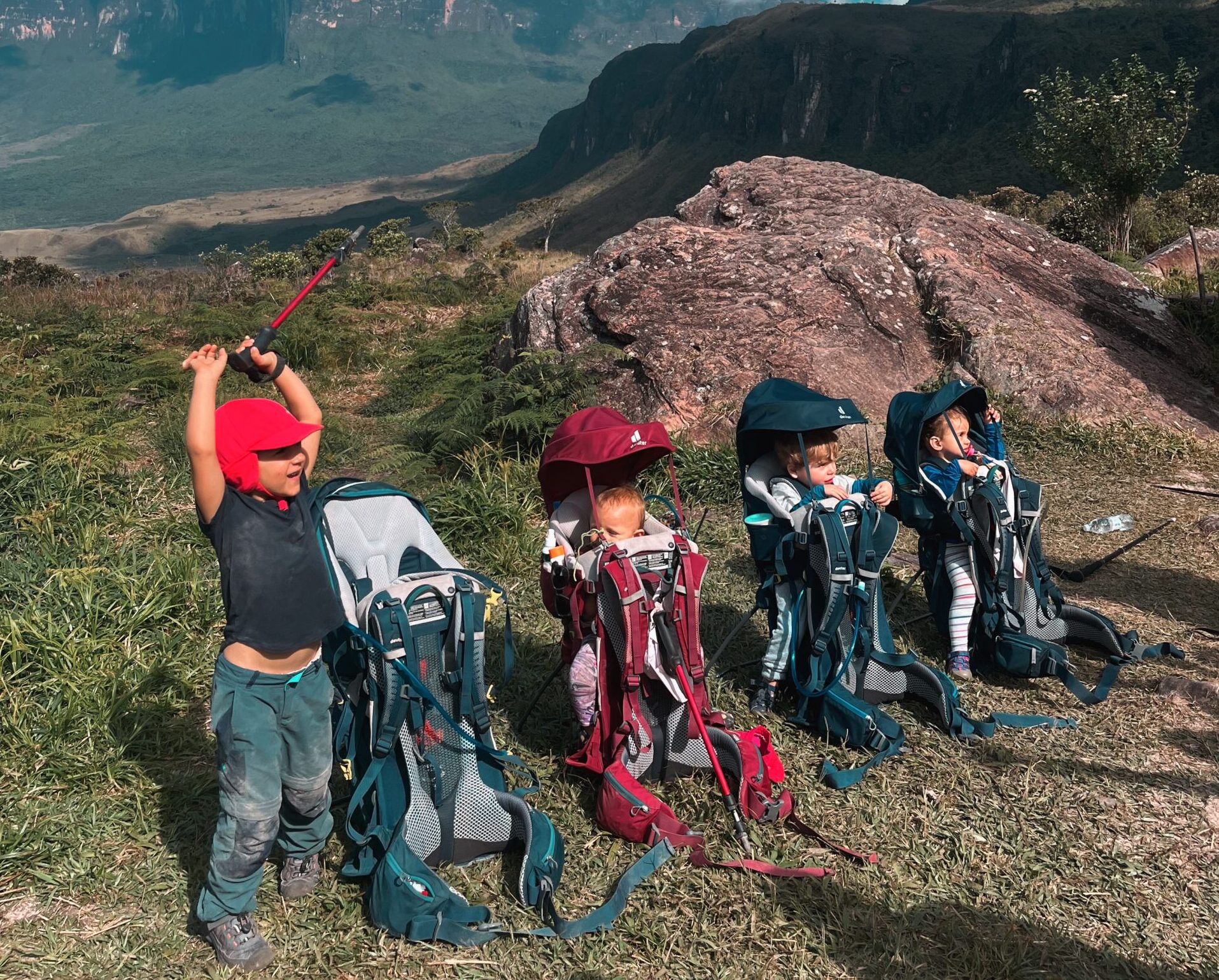 Conheça as diferenças dos 6 modelos de mochilas para carregar crianças da Deuter