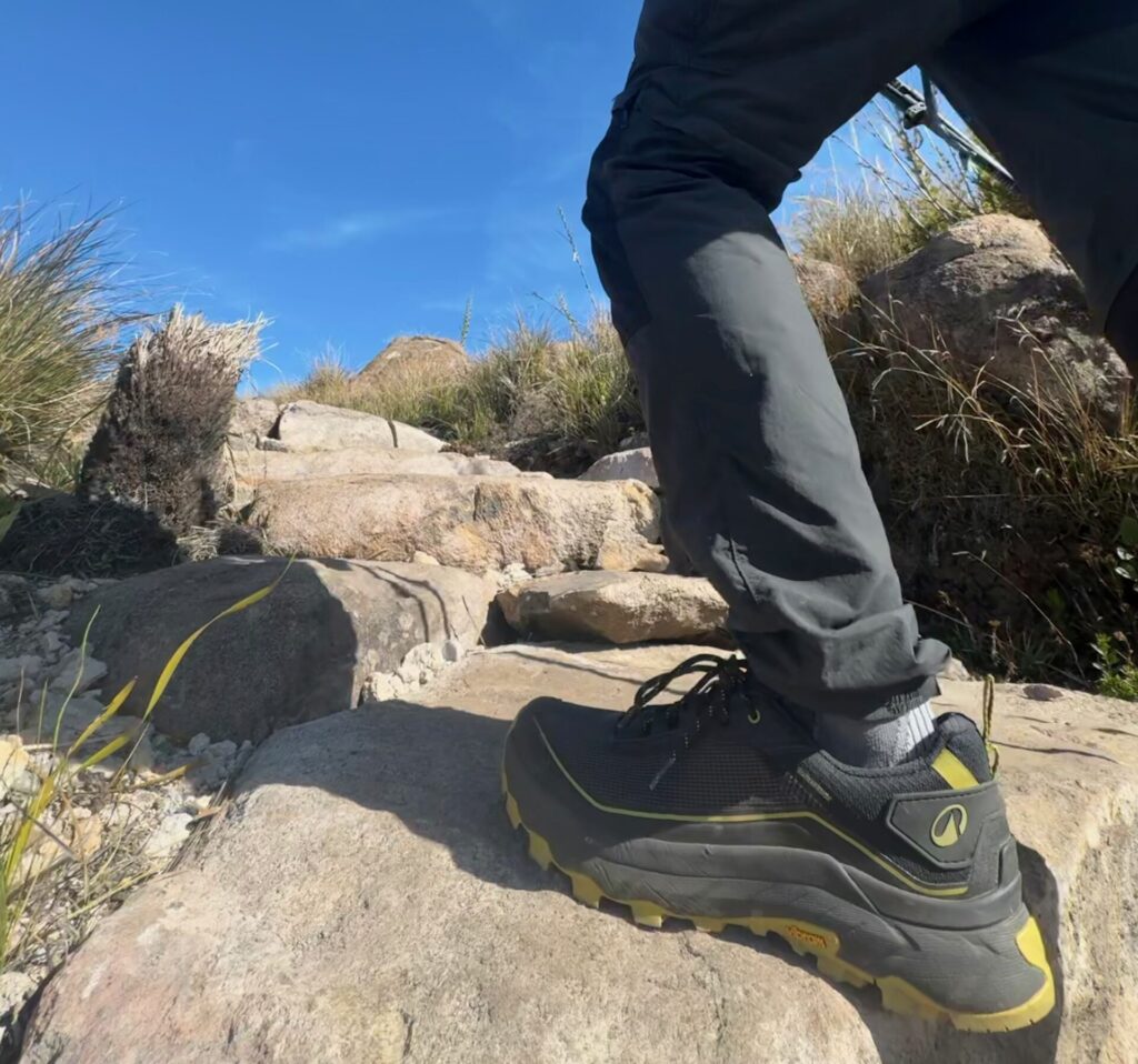 Solado Vibram XS TREK EVO do MH900 em ação nas rochas