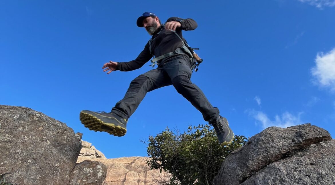 Salto entre rochas na Parte Alta do Itatiaia com o tênis MH900 Quechua
