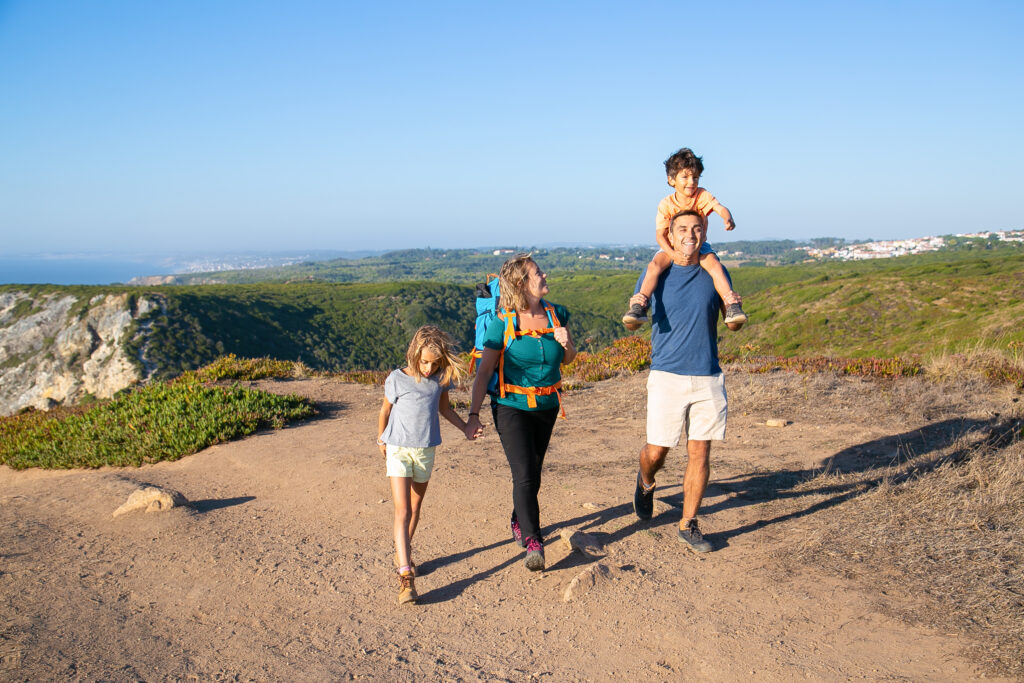 Família caminhando junta em trilha na natureza