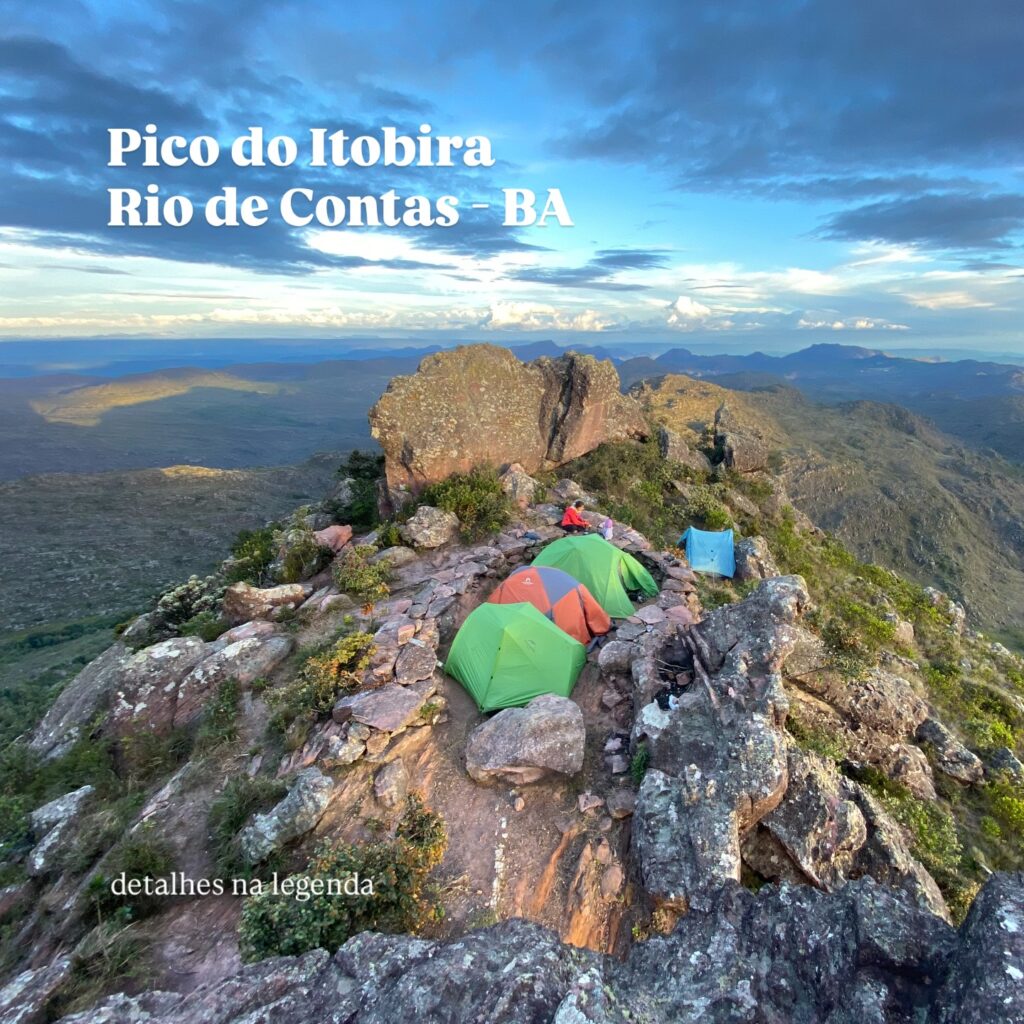Barracas de acampamento no topo rochoso do Pico do Itobira na Chapada Diamantina