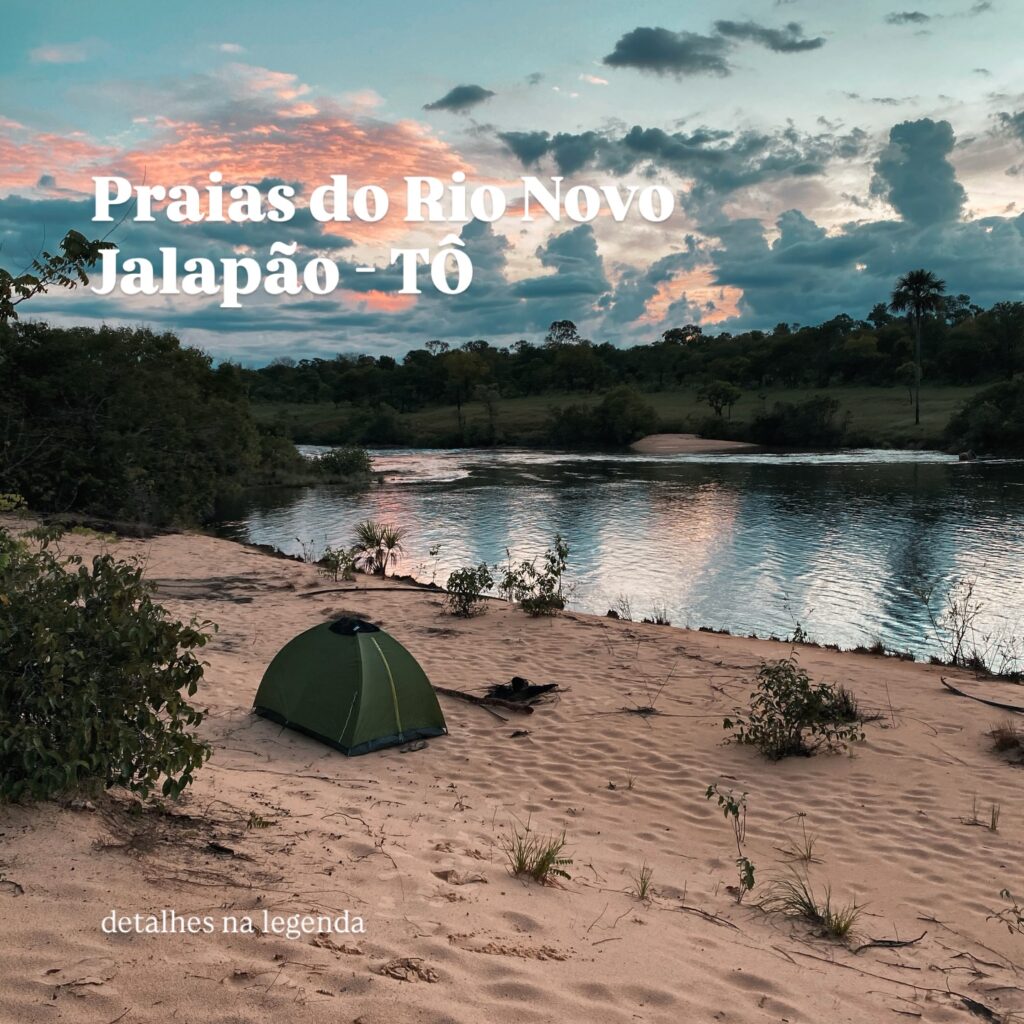 Barraca de acampamento na praia de areia branca às margens do Rio Novo no Jalapão ao entardecer