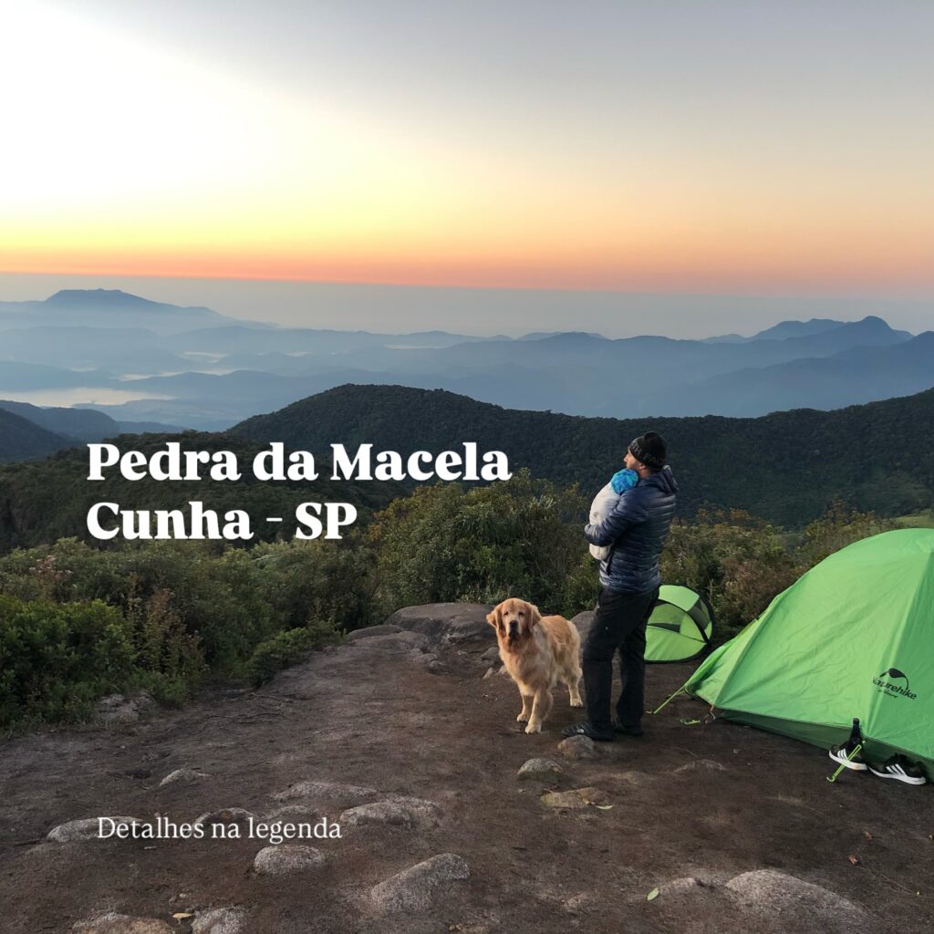Pessoa observando o nascer do sol ao lado de barraca de acampamento na Pedra da Macela, Cunha SP