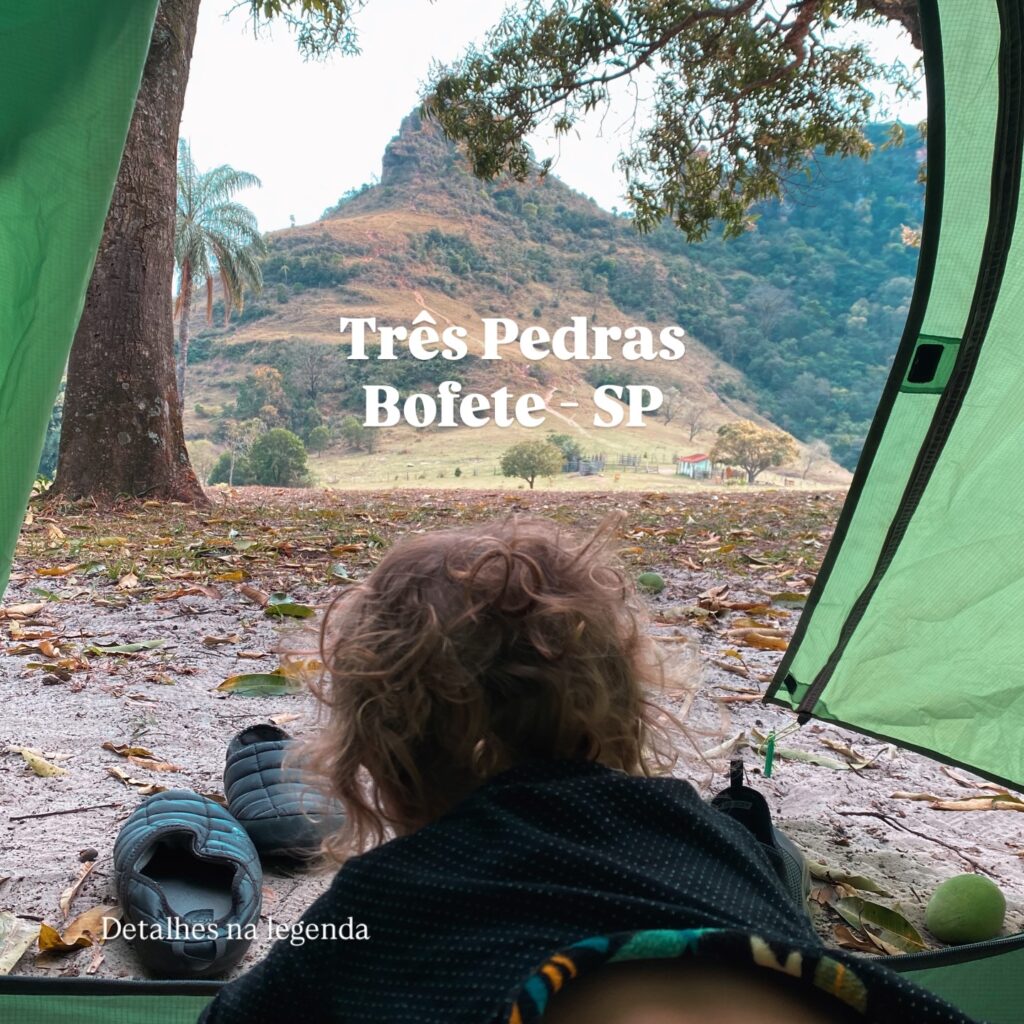 Vista de dentro da barraca para a formação rochosa Três Pedras em Bofete, SP